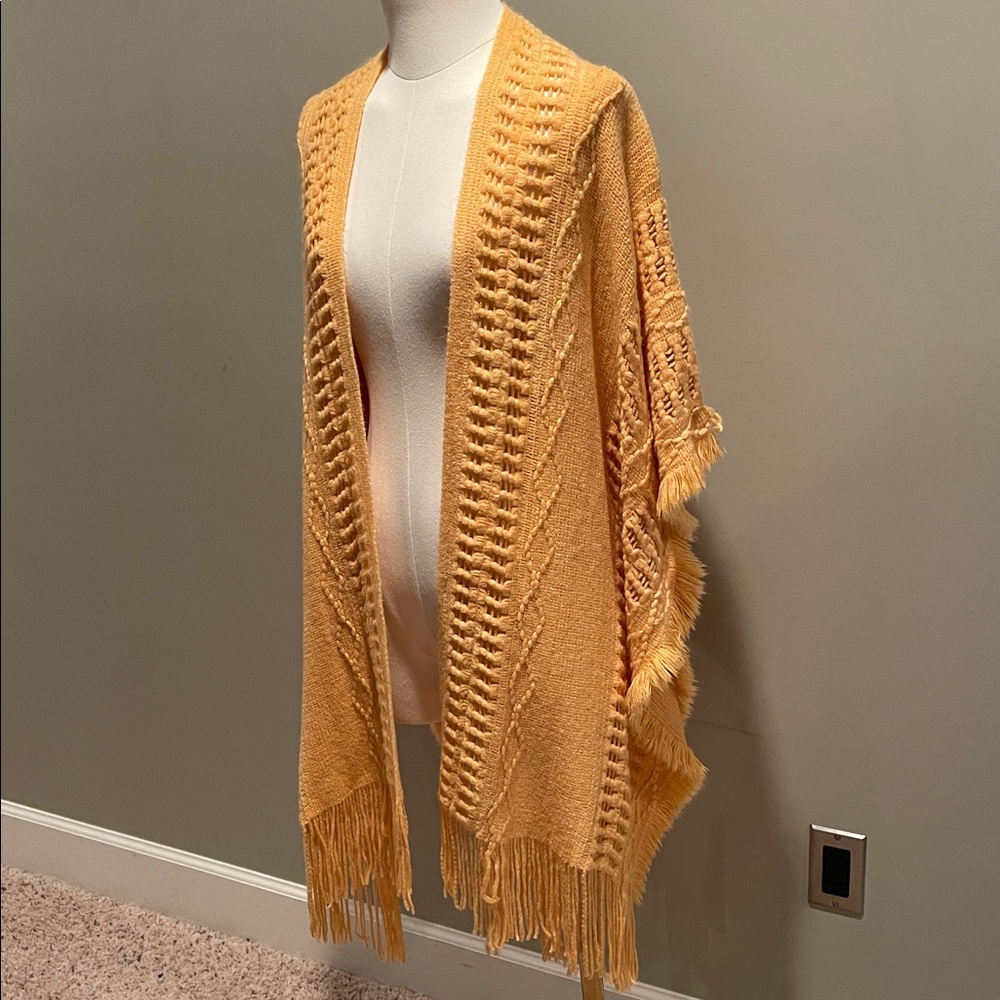 NWT knit fringed poncho OS in peach color
